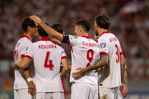 2025.11.17 Malta Pilka nozna Kwalifikacje Mistrzostw Swiata 2026 Malta - Polska N z Robert Lewandowski gol bramka radosc, Tomasz Kedziora, Przemyslaw Wisniewski, Jakub Kiwior Foto Marcin Karczewski PressFocus 2025.11.17 Malta Football - FIFA World Cup, WM, Weltmeisterschaft, Fussball 2026 Qualifying round Malta - Poland Robert Lewandowski gol bramka radosc, Tomasz Kedziora, Przemyslaw Wisniewski, Jakub Kiwior Credit: Marcin Karczewski PressFocus NEWSPIX.PL --- newspix.pl 