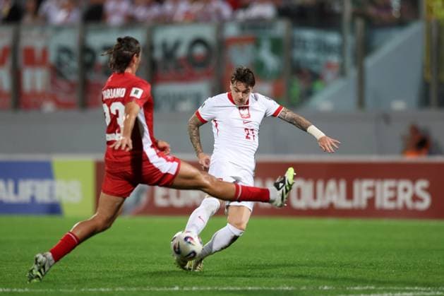 TA QALI 17.11.2025 MECZ 8. KOLEJKA GRUPA G ELIMINACJE DO MISTRZOSTW SWIATA 2026: MALTA - POLSKA --- FIFA World Cup, WM, Weltmeisterschaft, Fussball 2026 QUALIFYING ROUND GROUP G MATCH: MALTA - POLAND ALEXANDER SATARIANO NICOLA ZALEWSKI FOT. PIOTR KUCZA FOTOPYK NEWSPIX.PL --- newspix.pl 