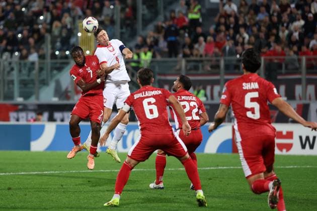 TA QALI 17.11.2025 MECZ 8. KOLEJKA GRUPA G ELIMINACJE DO MISTRZOSTW SWIATA 2026: MALTA - POLSKA --- FIFA World Cup, WM, Weltmeisterschaft, Fussball 2026 QUALIFYING ROUND GROUP G MATCH: MALTA - POLAND JOSEPH MBONG ROBERT LEWANDOWSKI FOT. PIOTR KUCZA FOTOPYK NEWSPIX.PL --- newspix.pl 
