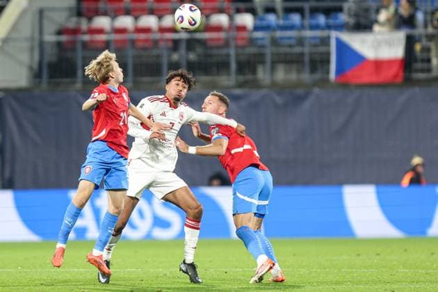 17.11.2025, Olomouc Pilka nozna Eliminacje Mistrzostw Swiata 2026 mecz 8 : Czechy - Gibraltar - Football 2026 FIFA World Cup, WM, Weltmeisterschaft, Fussball qualifiers round Match 8 : Czech Republic - Gibraltar Nz. Michal Beran Jaiden Bartolo Vladimir Coufal Fot. Michal Chwieduk Arena Akcji NEWSPIX.PL --- newspix.pl 