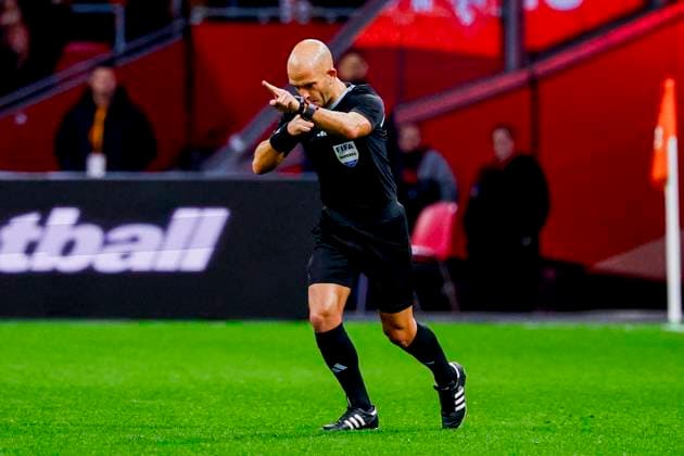 referee Luis Godinho gives an penalty Netherlands v Lithuania, FIFA World Cup, WM, Weltmeisterschaft, Fussball 2026 Qualifier, Netherlands v Lithuania, Johan Cruijff Arena, November 17, 2025, Amsterdam, Netherlands.