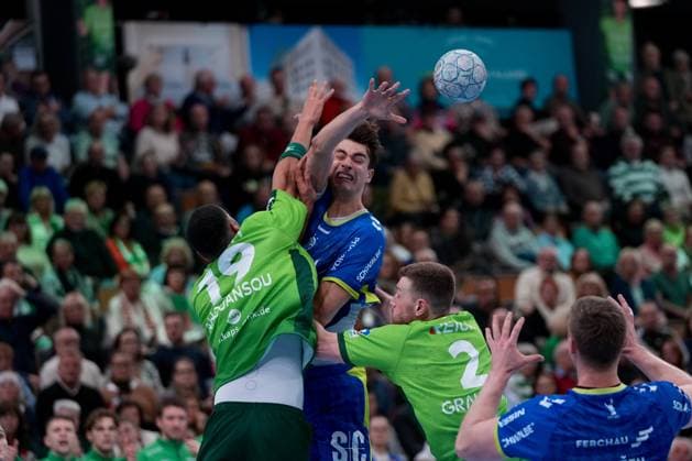 Julian Koester ( 7 Gummersbach ) Philipp Ahouansou ( 19 Wetzlar ) during the Daikin Handball-Bundesliga match between HSG Wetzlar and VfL Gummersbach at Buderus Arena Wetzlar. Copyright: xJuliaxKneisslx xSPPx Sportspressphoto_SPR63504