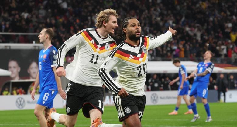 Leipzig , Football international World Cup qualifier Europe , Germany vs Slovakia , from left Nick Woltemade Serge Gnabry GER , cheering