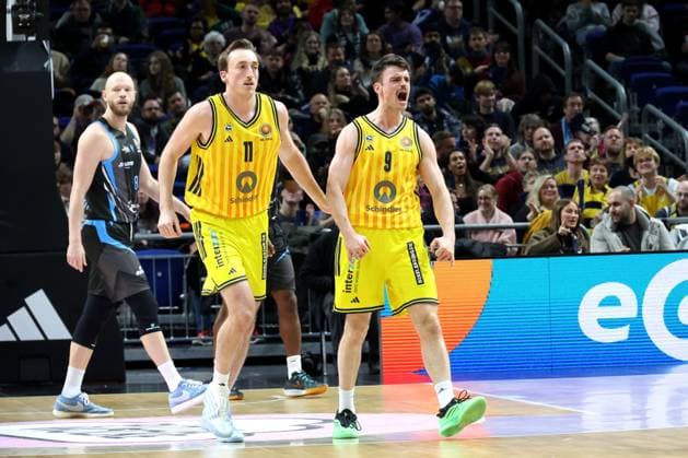 DEU, Cup quarterfinals, ALBA vs Bayern Muenchen, 17 11 2025, Uber Arena, Berlin, DEU, Cup quarterfinals, ALBA vs Bayern Muenchen, in the picture Moses Wood ALBA Berlin 11 , JONAS MATTISSECK ALBA Berlin 9 , Robin Christen Jena 8 nordphotoxGmbHx xEngler nph00076