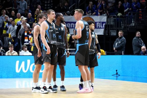 DEU, Cup quarterfinals, ALBA vs Bayern Munich, 17 11 2025, Uber Arena, Berlin, DEU, Cup quarterfinals, ALBA vs Bayern Munich, in the picture Jena players circle nordphotoxGmbHx xEngler nph00076