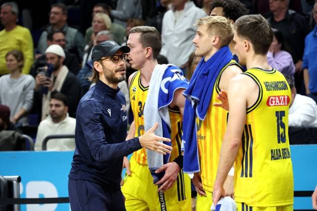 DEU, Cup quarterfinals, ALBA vs Bayern Muenchen, 17 11 2025, Uber Arena, Berlin, DEU, Cup quarterfinals, ALBA vs Bayern Muenchen, in the picture ALBA players, Head Coach Bjoern Harmsen Jena nordphotoxGmbHx xEngler nph00076