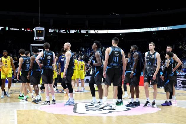 DEU, Cup quarterfinals, ALBA vs Bayern Muenchen, 17 11 2025, Uber Arena, Berlin, DEU, Cup quarterfinals, ALBA vs Bayern Muenchen, in the picture Jena players circle nordphotoxGmbHx xEngler nph00076