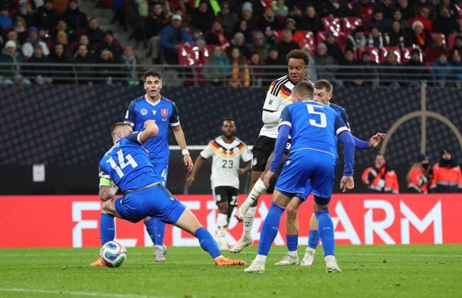 17 11 2025, xtgx, Football World Cup Qualification 2026, Germany Slovakia v l Milan Skriniar Slovakia , Adam Obert Slovakia , Forzan Assan Quedraogo German Football National Team DFB , Lubomir Satka Slovakia , Tomas Rigo Slovakia Goal scored, scored the goal to 6 0 DFL DFB REGULATIONS PROHIBIT ANY USE OF PHOTOGRAPHS as IMAGE SEQUENCES and or QUASI VIDEO Leipzig