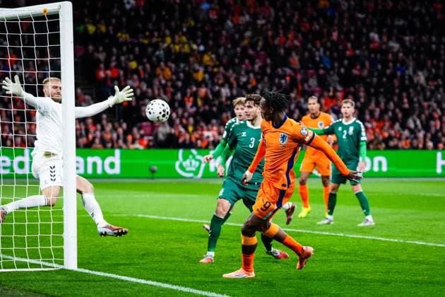World Cup qualification: The Netherlands v Lithuania Amsterdam - Goalkeeper Edvinas Gertmonas of Lithuania, Emmanuel Emegha of The Netherlands during the qualification match for the World Cup 2026. The match is set between The Netherlands and Lithuania at Johan Cruyff Arena on 17 November 2025 in Amsterdam, The Netherlands. (VK Sportphoto Yannick Verhoeven) Copyright: xYannickxVerhoevenx