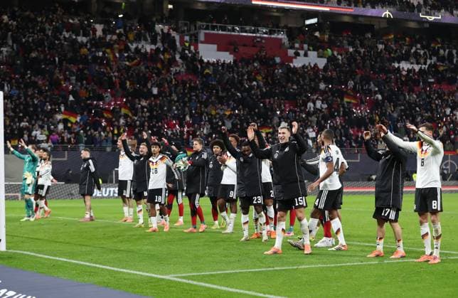 17 11 2025, xtgx, Football World Cup Qualification 2026, Germany Slovakia v l Joshua Kimmich German Football National Team DFB , Nick Woltermade German Football National Team DFB , Forzan Assan Quedraogo German Football National Team DFB and team cheer celebrate at the end of the match DFL DFB REGULATIONS PROHIBIT ANY USE OF PHOTOGRAPHS as IMAGE SEQUENCES and or QUASI VIDEO Leipzig