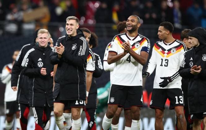 17 11 2025, xtgx, Football World Cup Qualification 2026, Germany Slovakia v l Nico Schlotterbeck German National Football Team DFB , Jonathan Tah German National Football Team DFB , Felix Nmecha German National Football Team DFB and Team thanks the fans DFL DFB REGULATIONS PROHIBIT ANY USE OF PHOTOGRAPHS as IMAGE SEQUENCES and or QUASI VIDEO Leipzig