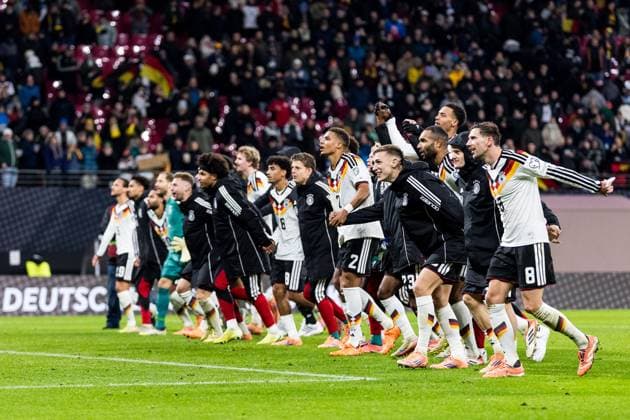 FIFA World Cup UEFA Qualifiers Germany Slovakia 17 11 2025 The German national team celebrates the victory and thus the World Cup qualification with Laola with the fans FIFA World Cup UEFA Qualifiers Germany Slovakia Leipzig, Red Bull Arena, 17 11 2025 Copyright: xBEAUTIFULxSPORTS Wunderlx