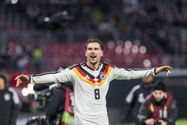 GER, UEFA Qualifying for the 2026 FIFA World Cup, Germany Slovakia 17 11 2025, Red Bull Arena Zentralstation, Leipzig, GER, UEFA Qualifying for the 2026 FIFA World Cup, Germany Slovakia Leon Goretzka Germany 8 thanks the fans Â nordphotoxGmbHxx xAlexanderxTrienitz nph00051