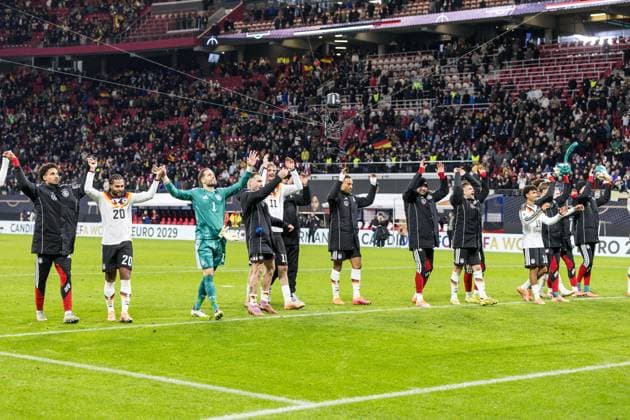 GER, UEFA Qualifying for the 2026 FIFA World Cup, Germany Slovakia 17 11 2025, Red Bull Arena Zentralstation, Leipzig, GER, UEFA Qualifying for the 2026 FIFA World Cup, Germany Slovakia Team Germany thanks the fans Â nordphotoxGmbHxx xAlexanderxTrienitz nph00051