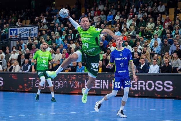 17 11 2025, xovx, Handball Daikin Handball Bundesliga, HSG Wetzlar VfL Gummersbach v l Philipp Ahouansou HSG Wetzlar , Ahmet Nafea HSG Wetzlar , Mathis Häseler VfL Gummersbach Wetzlar Buderus Arena Hessen Germany EN