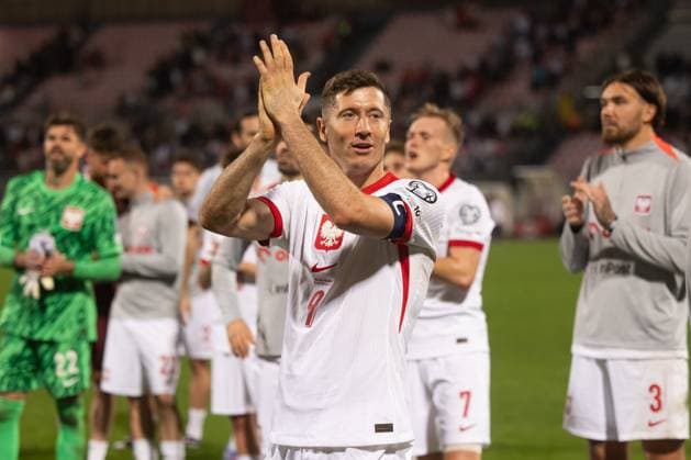 2025.11.17 Malta Pilka nozna Kwalifikacje Mistrzostw Swiata 2026 Malta - Polska N z Robert Lewandowski podziekowanie kibicom Foto Marcin Karczewski PressFocus 2025.11.17 Malta Football - FIFA World Cup, WM, Weltmeisterschaft, Fussball 2026 Qualifying round Malta - Poland Robert Lewandowski podziekowanie kibicom Credit: Marcin Karczewski PressFocus NEWSPIX.PL --- newspix.pl 