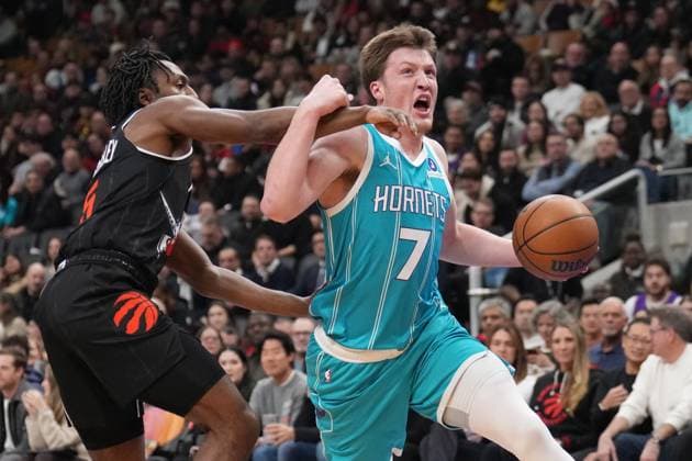 November 17, 2025, Toronto, On, CANADA: Charlotte Hornets guard forward Kon Knueppel (7) drives around Toronto Raptors guard Immanuel Quickley (5) during first half NBA, Basketball Herren, USA basketball action in Toronto on Monday, November 17, 2025. Canada News - November 17, 2025  - ZUMAc35_ 20251117_zaf_c35_155 Copyright: xNathanxDenettex