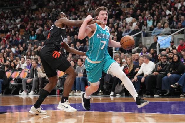 November 17, 2025, Toronto, On, CANADA: Charlotte Hornets guard forward Kon Knueppel (7) drives around Toronto Raptors guard Immanuel Quickley (5) during first half NBA, Basketball Herren, USA basketball action in Toronto on Monday, November 17, 2025. Canada News - November 17, 2025  - ZUMAc35_ 20251117_zaf_c35_156 Copyright: xNathanxDenettex