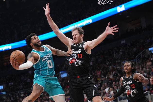 November 17, 2025, Toronto, On, CANADA: Charlotte Hornets forward Miles Bridges (0) drives towards the basket as Toronto Raptors center Jakob Poeltl (19) defends during first half NBA, Basketball Herren, USA basketball action in Toronto on Monday, November 17, 2025. Canada News - November 17, 2025  - ZUMAc35_ 20251117_zaf_c35_161 Copyright: xNathanxDenettex