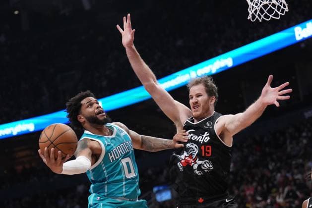 November 17, 2025, Toronto, On, CANADA: Charlotte Hornets forward Miles Bridges (0) drives towards the basket as Toronto Raptors center Jakob Poeltl (19) defends during first half NBA, Basketball Herren, USA basketball action in Toronto on Monday, November 17, 2025. Canada News - November 17, 2025  - ZUMAc35_ 20251117_zaf_c35_162 Copyright: xNathanxDenettex