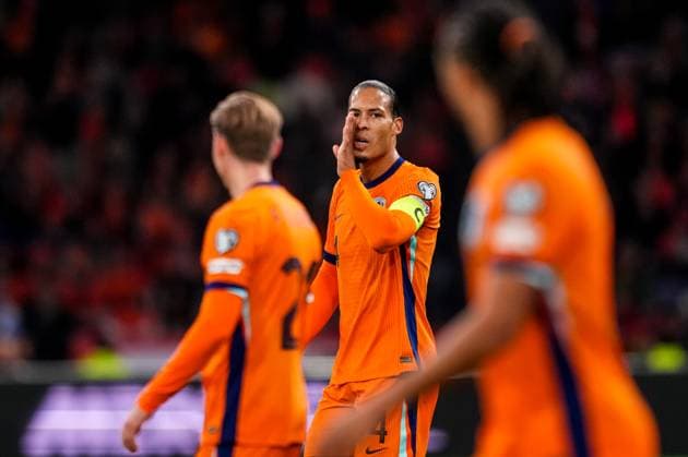 AMSTERDAM, NETHERLANDS - NOVEMBER 17: Virgil van Dijk of Netherlands coaches Frenkie de Jong of Netherlands and Nathan Ake of Netherlands during the FIFA World Cup, WM, Weltmeisterschaft, Fussball 2026 qualifier match between Netherlands and Lithuania at Johan Cruijff Arena on November 17, 2025 in Amsterdam, Netherlands. (Photo by Rene Nijhuis) SPO  Copyright: xRenexNijhuis