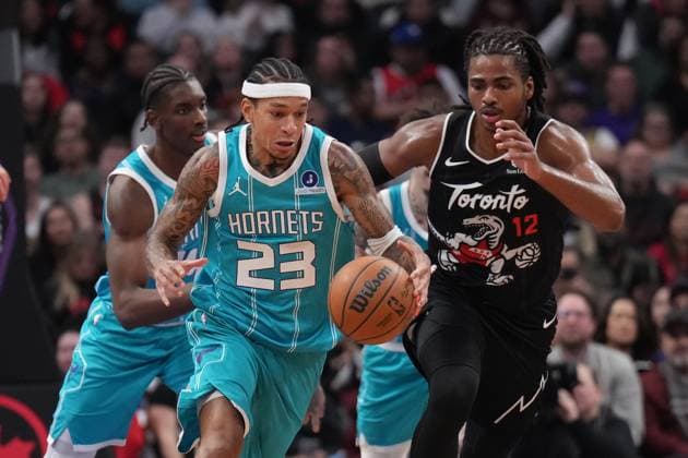 November 17, 2025, Toronto, On, CANADA: Charlotte Hornets guard Tre Mann (23) and Toronto Raptors forward Collin Murray-Boyles (12) battle for the ball during first half NBA, Basketball Herren, USA basketball action in Toronto on Monday, November 17, 2025. Canada News - November 17, 2025  - ZUMAc35_ 20251117_zaf_c35_166 Copyright: xNathanxDenettex