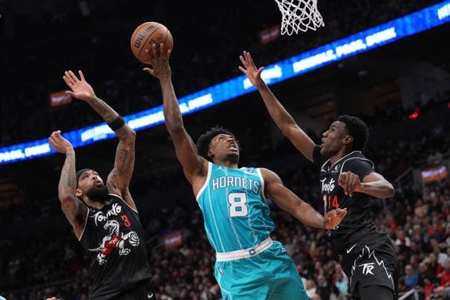 November 17, 2025, Toronto, On, CANADA: Charlotte Hornets guard Collin Sexton (8) drives to the basket as Toronto Raptors forward Brandon Ingram (3) and Raptors guard Ja Kobe Walter (14) defend during first half NBA, Basketball Herren, USA basketball action in Toronto on Monday, November 17, 2025. Canada News - November 17, 2025  - ZUMAc35_ 20251117_zaf_c35_170 Copyright: xNathanxDenettex