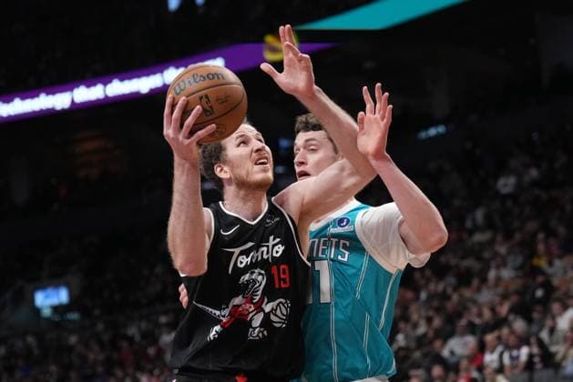 November 17, 2025, Toronto, On, CANADA: Toronto Raptors center Jakob Poeltl (19) drives to the basket as Charlotte Hornets center Ryan Kalkbrenner (11) as defends during second half NBA, Basketball Herren, USA basketball action in Toronto on Monday, November 17, 2025. Canada News - November 17, 2025  - ZUMAc35_ 20251117_zaf_c35_173 Copyright: xNathanxDenettex