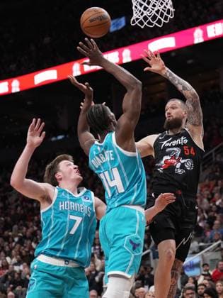 November 17, 2025, Toronto, On, CANADA: Toronto Raptors forward center Sandro Mamukelashvili (54) passes the ball over Charlotte Hornets forward Moussa Diabato (14) and Hornets guard forward Kon Knueppel (7) during second half NBA, Basketball Herren, USA basketball action in Toronto on Monday, November 17, 2025. Canada News - November 17, 2025  - ZUMAc35_ 20251117_zaf_c35_174 Copyright: xNathanxDenettex