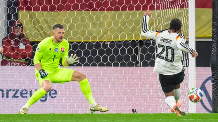 f l t r goal, Martin Dubravka SVK, 01 , Serge Gnabry GER, 20 , GER, Saxony, Leipzig, soccer, German national team final group match against Slovakia, DFB Team, Qualification for the 2026 World Cup, RB Arena, 17 11 2025, DFB DFL REGULATIONS PROHIBIT ANY USE OF PHOTOGRAPHS AS IMAGE SEQUENCES AND OR QUASI VIDEO, Copyright: HMBxMedia UwexKoch