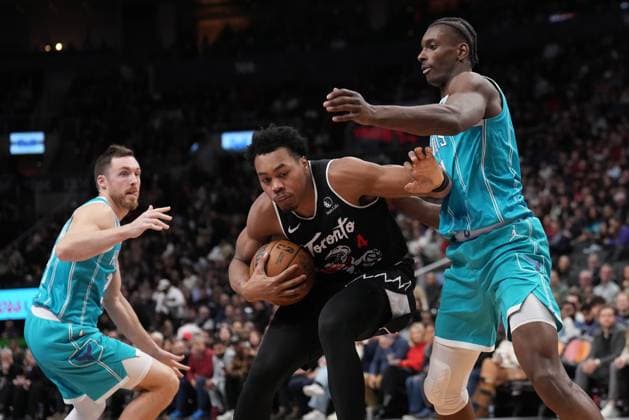 November 17, 2025, Toronto, On, CANADA: Toronto Raptors forward guard Scottie Barnes (4) drives past Charlotte Hornets forward Moussa Diabato (14) and Hornets guard Pat Connaughton (21) during second half NBA, Basketball Herren, USA basketball action in Toronto on Monday, November 17, 2025. Canada News - November 17, 2025  - ZUMAc35_ 20251117_zaf_c35_178 Copyright: xNathanxDenettex