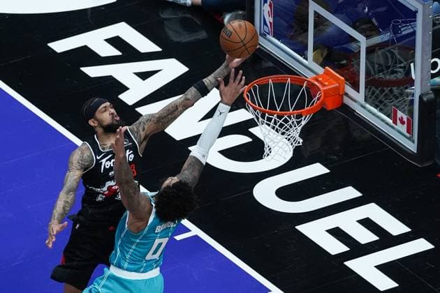Charlotte Hornets vs Toronto Raptors TORONTO, CANADA - NOVEMBER 17 : Brandon Ingram (3) of Toronto Raptors in action against Miles Bridges (0) of Charlotte Hornets during the NBA, Basketball Herren, USA basketball game between Charlotte Hornets and Toronto Raptors at the Scotiabank Arena on November 17, 2025 in Toronto, Ontario, Canada. Mert Alper Dervis Anadolu Ontario Canada. Editorial use only. Please get in touch for any other usage.  Copyright: x2025xAnadoluxMertxAlperxDervisx