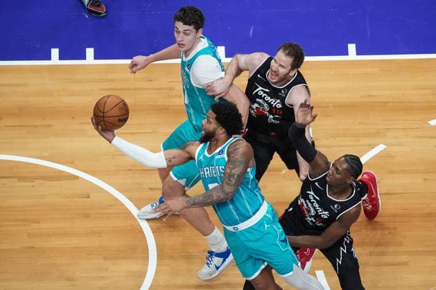 Charlotte Hornets vs Toronto Raptors TORONTO, CANADA - NOVEMBER 17 : Miles Bridges (0) of Charlotte Hornets in action against RJ Barrett (9) and Jakob Poeltl (19) of Toronto Raptors during the NBA, Basketball Herren, USA basketball game between Charlotte Hornets and Toronto Raptors at the Scotiabank Arena on November 17, 2025 in Toronto, Ontario, Canada. Mert Alper Dervis Anadolu Ontario Canada. Editorial use only. Please get in touch for any other usage.  Copyright: x2025xAnadoluxMertxAlperxDervÄ±Åüx