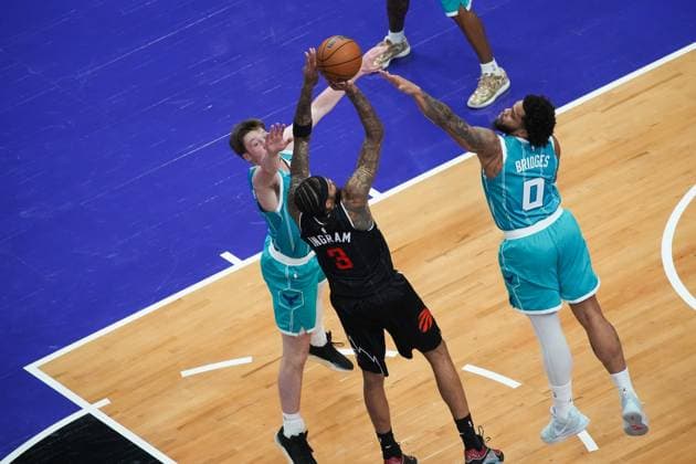 Charlotte Hornets vs Toronto Raptors TORONTO, CANADA - NOVEMBER 17 : Brandon Ingram (3) of Toronto Raptors in action against Miles Bridges (0) and Kon Knueppel (7) of Charlotte Hornets during the NBA, Basketball Herren, USA basketball game between Charlotte Hornets and Toronto Raptors at the Scotiabank Arena on November 17, 2025 in Toronto, Ontario, Canada. Mert Alper Dervis Anadolu Ontario Canada. Editorial use only. Please get in touch for any other usage.  Copyright: x2025xAnadoluxMertxAlperxDervÄ±Åüx