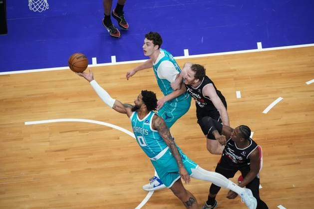 Charlotte Hornets vs Toronto Raptors TORONTO, CANADA - NOVEMBER 17 : Miles Bridges (0) of Charlotte Hornets in action during the NBA, Basketball Herren, USA basketball game between Charlotte Hornets and Toronto Raptors at the Scotiabank Arena on November 17, 2025 in Toronto, Ontario, Canada. Mert Alper Dervis Anadolu Ontario Canada. Editorial use only. Please get in touch for any other usage.  Copyright: x2025xAnadoluxMertxAlperxDervÄ±Åüx