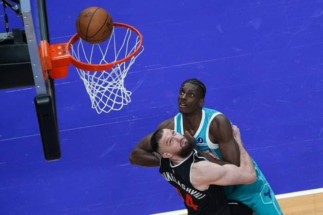 Charlotte Hornets vs Toronto Raptors TORONTO, CANADA - NOVEMBER 17 : Moussa Diabate (14) of Charlotte Hornets in action against Sandro Mamukelashvili (54) of Toronto Raptors during the NBA, Basketball Herren, USA basketball game between Charlotte Hornets and Toronto Raptors at the Scotiabank Arena on November 17, 2025 in Toronto, Ontario, Canada. Mert Alper Dervis Anadolu Ontario Canada. Editorial use only. Please get in touch for any other usage.  Copyright: x2025xAnadoluxMertxAlperxDervÄ±Åüx