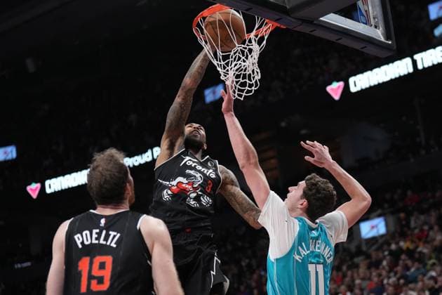 November 17, 2025, Toronto, On, CANADA: Toronto Raptors forward Brandon Ingram (3) dunks over Charlotte Hornets center Ryan Kalkbrenner (11) during second half NBA, Basketball Herren, USA basketball action in Toronto on Monday, November 17, 2025. Canada News - November 17, 2025  - ZUMAc35_ 20251117_zaf_c35_184 Copyright: xNathanxDenettex