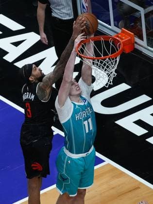 Charlotte Hornets vs Toronto Raptors TORONTO, CANADA - NOVEMBER 17 : Brandon Ingram (3) of Toronto Raptors blocks Ryan Kalkbrenner (11) of Charlotte Hornets during the NBA, Basketball Herren, USA basketball game between Charlotte Hornets and Toronto Raptors at the Scotiabank Arena on November 17, 2025 in Toronto, Ontario, Canada. Mert Alper Dervis Anadolu Ontario Canada. Editorial use only. Please get in touch for any other usage.  Copyright: x2025xAnadoluxMertxAlperxDervÄ±Åüx