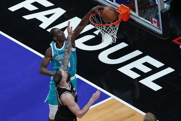 Charlotte Hornets vs Toronto Raptors TORONTO, CANADA - NOVEMBER 17 : Moussa Diabate (14) of Charlotte Hornets dunks the ball during the NBA, Basketball Herren, USA basketball game between Charlotte Hornets and Toronto Raptors at the Scotiabank Arena on November 17, 2025 in Toronto, Ontario, Canada. Mert Alper Dervis Anadolu Ontario Canada. Editorial use only. Please get in touch for any other usage.  Copyright: x2025xAnadoluxMertxAlperxDervÄ±Åüx