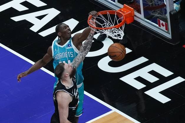 Charlotte Hornets vs Toronto Raptors TORONTO, CANADA - NOVEMBER 17 : Moussa Diabate (14) of Charlotte Hornets dunks the ball during the NBA, Basketball Herren, USA basketball game between Charlotte Hornets and Toronto Raptors at the Scotiabank Arena on November 17, 2025 in Toronto, Ontario, Canada. Mert Alper Dervis Anadolu Ontario Canada. Editorial use only. Please get in touch for any other usage.  Copyright: x2025xAnadoluxMertxAlperxDervÄ±Åüx