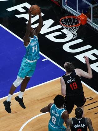 Charlotte Hornets vs Toronto Raptors TORONTO, CANADA - NOVEMBER 17 : Moussa Diabate (14) of Charlotte Hornets dunks the ball during the NBA, Basketball Herren, USA basketball game between Charlotte Hornets and Toronto Raptors at the Scotiabank Arena on November 17, 2025 in Toronto, Ontario, Canada. Mert Alper Dervis Anadolu Ontario Canada. Editorial use only. Please get in touch for any other usage.  Copyright: x2025xAnadoluxMertxAlperxDervÄ±Åüx