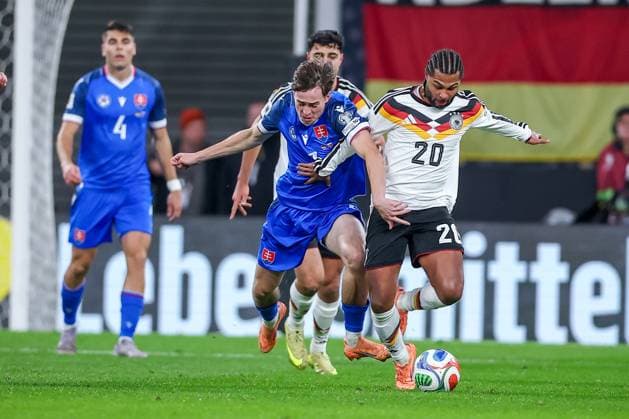 17 11 2025, Football, International match, World Cup Qualification Europe, Germany Slovakia, Red Bull Arena Leipzig , Matchday 10, Season 2025 2026 Leo Sauer SLK 07 in duel against Serge Gnabry GER 20 Regulations prohibit any use of photographs as image sequences and or quasi video Sachsen Deutschland