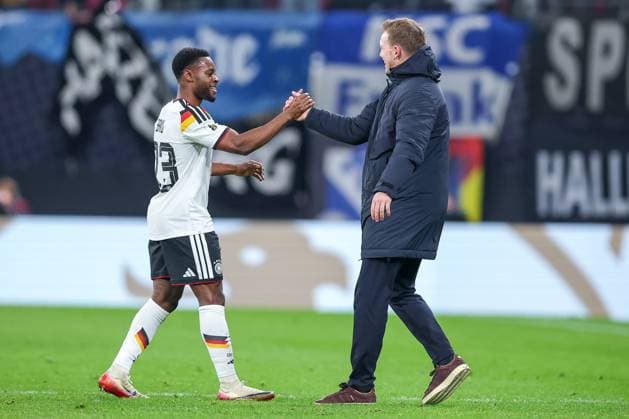 17 11 2025, Football, International match, World Cup Qualification Europe, Germany Slovakia, Red Bull Arena Leipzig , Matchday 10, Season 2025 2026 Joy after the 6 0 victory of the German team Final celebration Ridle Baku GER 23 hugs national coach Julian Nagelsmann GER hc Regulations prohibit any use of photographs as image sequences and or quasi video Saxony Germany