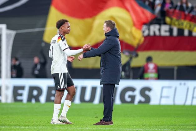 17.11.2025, Fußball, Länderspiel, WM-Qualifikation Europa, Deutschland - Slowakei, Red Bull Arena (Leipzig), 10. Spieltag, Saison 2025 2026: Freude nach dem 6:0 Sieg der deutschen Mannschaft - Abschlussjubel Forzan Assan Ouedraogo (GER 09) umarmt Nationaltrainer Julian Nagelsmann (GER hc) Regulations prohibit any use of photographs as image sequences and or quasi-video. Sachsen Deutschland *** 17 11 2025, Football, International match, World Cup Qualification Europe, Germany Slovakia, Red Bull Arena Leipzig , Matchday 10, Season 2025 2026 Joy after the 6 0 victory of the German team Final celebration Forzan Assan Ouedraogo GER 09 hugs national coach Julian Nagelsmann GER hc Regulations prohibit any use of photographs as image sequences and or quasi video Sachsen Deutschland