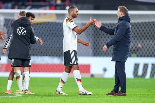 17 11 2025, Football, International match, World Cup Qualification Europe, Germany Slovakia, Red Bull Arena Leipzig , Matchday 10, Season 2025 2026 Joy after the 6 0 victory of the German team Final celebration Jonathan Tah GER 04 hugs national coach Julian Nagelsmann GER hc Regulations prohibit any use of photographs as image sequences and or quasi video Sachsen Deutschland