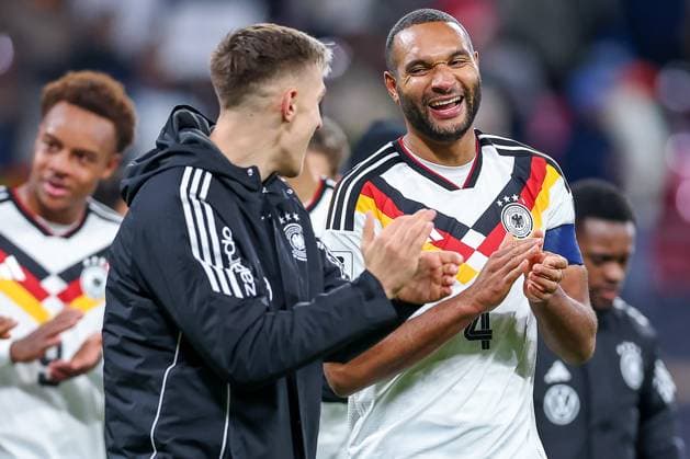 17 11 2025, Football, International match, World Cup Qualification Europe, Germany Slovakia, Red Bull Arena Leipzig , Matchday 10, Season 2025 2026 Joy after the 6 0 victory of the German team Final celebration Nico Schlotterbeck GER 15 joking next to Jonathan Tah GER 04 laughing Regulations prohibit any use of photographs as image sequences and or quasi video Sachsen Deutschland