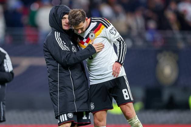 17 11 2025, Football, International match, World Cup Qualification Europe, Germany Slovakia, Red Bull Arena Leipzig , Matchday 10, Season 2025 2026 Joy after the 6 0 victory of the German team Final celebration Florian Wirtz GER 17 hugs Leon Goretzka GER 08 together Regulations prohibit any use of photographs as image sequences and or quasi video Sachsen Deutschland