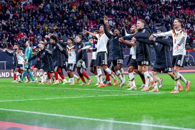 17 11 2025, Football, International match, World Cup Qualification Europe, Germany Slovakia, Red Bull Arena Leipzig , Matchday 10, Season 2025 2026 Joy after the 6 0 victory of the German team Final cheer The team stands together on the pitch and cheers the fans in the stands Regulations prohibit any use of photographs as image sequences and or quasi video Saxony Germany