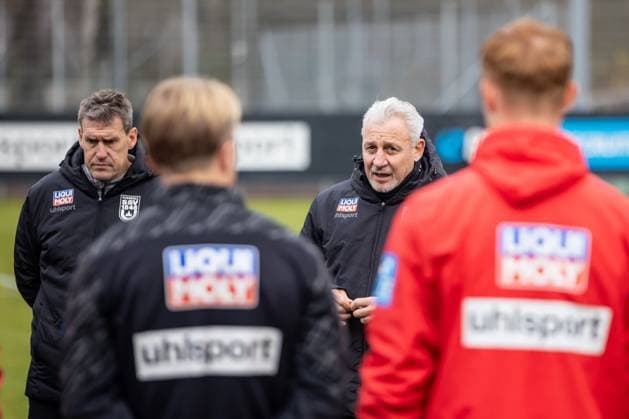 Bundesliga, 3 Liga, public training, First session of coach Pavel Dotchev at SSV Ulm 1846 Football 17 11 2025, Football, Season 2025 2026, 3 Liga, Training ground at Donaustadion, Public training SSV Ulm 1846 Football, Coach Pavel Dotchev SSV Ulm 1846 Football in the circle Photo Lucca Fundel Ulm Training ground at Donaustadion Baden Württemberg Germany