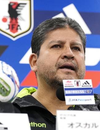 Football: Friendly between Japan and Bolivia Oscar Villegas, manager of Bolivian men s national football team, speaks at a press conference, PK, Pressekonferenz at the National Stadium in Tokyo on Nov. 17, 2025, a day before an International Friendly, Länderspiel, Nationalmannschaft against Japan.  A14AA0005043431P